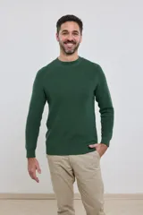 Sweater verde de punto con corte clásico y mangas largas.