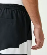 Bermuda tipo boardshort con cinturilla elástica, cordón de ajuste y estampado color block en blanco y negro.