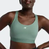 Top deportivo verde con logo de New Balance en el frente.