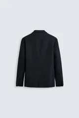 Blazer regular fit confeccionado en tejido con 17% de lana. Cuello con solapas de muesca. Manga larga acabada en puño con detalle de botones. Bolsillo de vivo en pecho y de solapa en cadera. Detalle bolsillo interior. Bajo con aberturas en espalda. Cierre frontal con botones.