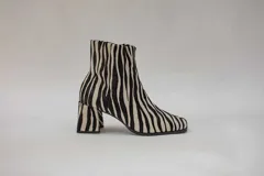 Botas cortas de cuero negro con cierre lateral y taco de madera.