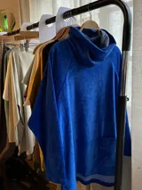 Buzo azul francia de plush de algodón con tajos laterales y espalda más larga.