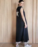 Vestido largo gris con ribete negro y estampado de estrella blanca en la espalda.