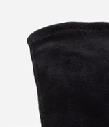 Bota de caña corta tipo media marca Satinato, color negro, con punta cuadrada y tacón grueso de altura media, confeccionada en material textil elástico sin cierre.