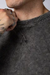 Buzo de hombre de corte oversize confeccionado en tela waffle de algodón con proceso de teñido acid en color borgoña.