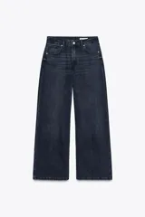 Pantalón de jean de tiro alto, corte wide leg, color azul oscuro con efecto lavado y raya planchada. Tiene cinco bolsillos y cierre frontal con cremallera y botón.
