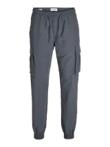 Pantalón jogging cargo gris oscuro de nylon con cintura elástica ajustable con cordón, bolsillos laterales, frontales y traseros con solapa, y puños elásticos en los tobillos.
