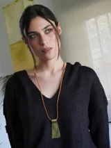 Collar con gargantilla de cuero marrón y dije rectangular plateado.