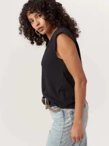 Musculosa blanca con cuello en V y sisas anchas.
