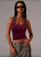 Musculosa negra con cuello halter y detalle de ojales metálicos.