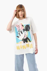 Remera blanca de corte holgado con estampado de Minnie Mouse enmarcada en un recuadro celeste y amarillo.