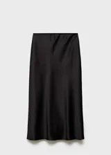 Falda midi marrón de tejido satinado, corte recto y cintura elástica.