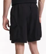 Bermuda cargo color hueso, con cintura elástica ajustable con cordón, bolsillos laterales tipo cargo con cierre y bolsillos laterales y traseros.