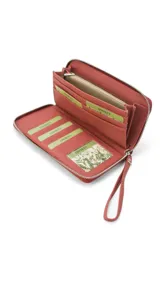 Billetera larga negra con cierre perimetral y placa metálica con logo. Posee múltiples compartimentos internos para tarjetas y documentos, además de un bolsillo con cierre interior. Incluye correa de mano desmontable.