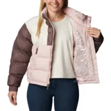 Campera puffer cropped Columbia Pike Lake II, color celeste, rosa y naranja. Cuenta con tecnología térmica reflectante Omni-Heat™, aislamiento de poliéster 100 % reciclado, puños con forro de jersey, protector de mentón, cremallera central delantera de doble dirección, bolsillo interior de seguridad, bolsillos laterales con cremallera, puños elásticos, dobladillo ajustable con ceñidor y tratamiento duradero repelente al agua sin PFC.