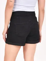 Short de jean negro con bolsillos delanteros y traseros, y dobladillo en la botamanga.
