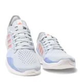 Championes Adidas Fluidflow 2.0 celestes con detalles en naranja y suela blanca.