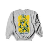 Buzo gris de algodón con cuello redondo, puños y cintura acanalados. Estampado frontal y trasero con diseño de latas de aerosol y graffitis en tonos azules.