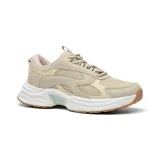 Zapatillas deportivas en color beige, con diseño moderno y tecnología de memory foam para mayor comodidad.