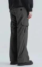 Pantalón cargo gris de corderoy, de corte recto con seis bolsillos.