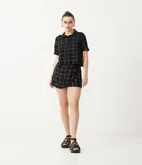 Camisa cropped de manga corta con estampado de cuadrillé.