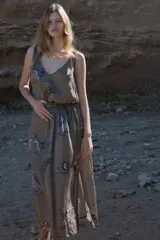 Top verde con estampado de aves y lunas, con escote en V y breteles finos.