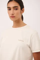 Remera marrón a rayas horizontales blancas, celestes y bordó, de algodón.