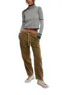 Remera de cuello alto con volados, mangas largas ajustadas y estampado de cuadros en blanco y negro.