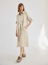 Vestido camisero largo color blanco, de lino, con cuello camisero, abotonado al frente y mangas 3/4 con botón.