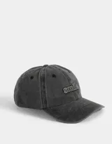 Gorra de denim color gris oscuro con bordado frontal de la palabra "Smile" en relieve.
