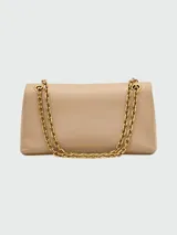Bandolera Marc Jacobs modelo The Dual Chain Mini Bag, color beige, con correa de cadena dorada y cierre metálico dorado.