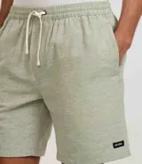 Bermuda masculina de sarga, color verde claro con estampado de rayas finas. Posee cintura elástica con cordón para ajuste y bolsillos.