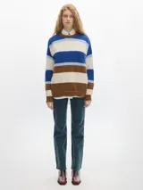 Buzo tejido con cuello a la base y hombros caídos, con mezcla de alpaca y mohair, y bordado en la espalda.