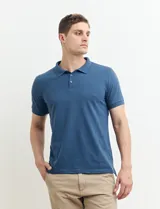 Remera tipo polo azul con cuello clásico, manga corta y corte recto.