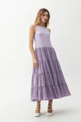 Vestido midi color lila, con cuerpo superior ajustado de punto canalé y falda amplia de tres niveles con textura arrugada.