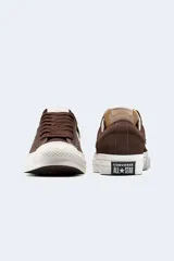 Championes Converse Run Star Trainer color marrón chocolate, de gamuza, con logo lateral de estrella y chevron en cuero blanco.