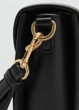 Bandolera negra de tamaño mediano, con doble compartimento interior, forro interior y asa bandolera extraíble. Tiene cierre de solapa con botón magnético y detalles metálicos dorados.
