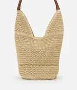Bolso playero tipo tote bag confeccionado en paja color beige, con asas de mano de cuero sintético trenzado color marrón.