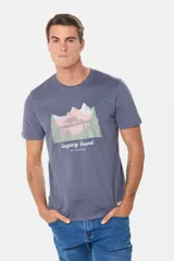 Remera gris de manga corta con cuello redondo y estampado de paisaje de montaña con osos y pinos. Incluye el texto "legacy brand get elevated".