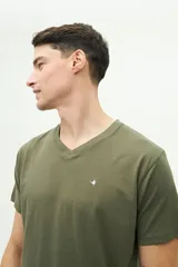Remera blanca de manga corta con cuello en V, corte regular y logo bordado.