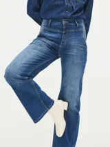 Pantalón jean de tiro alto, corte recto y color azul oscuro.