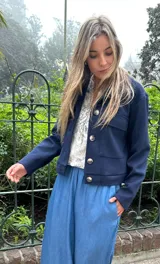 Pantalón de fibrana y viscosa, color azul jean, de corte ancho y cintura elastizada.