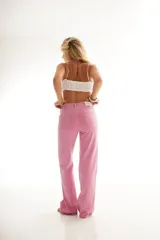 Pantalón jean de tiro alto color rosado, de corte recto.