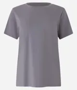 Blusa básica de algodón color tostado, de manga corta con dobladillo y nudo frontal.