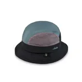 Sombrero tipo bucket de tela deportiva liviana, con paneles laterales microperforados, ajuste elástico en la corona y tira ajustable con tanca.