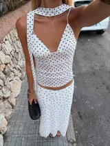 Top marrón con lunares blancos, escote en V y tirantes finos.