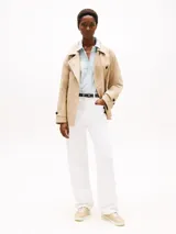 Zapatillas deportivas de corte bajo confeccionadas en piel napa lisa de color beige. Presentan un monograma TH texturizado en el lateral, cierre de cordones blancos y suela de goma blanca a contraste. Incluyen un panel blanco en el talón y forro de poliéster.