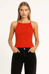 Musculosa blanca ajustada al cuerpo, de bretel fino y escote cuadrado.