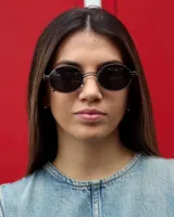 Lentes de sol de estilo moderno, con protección UV400, de marco delgado y lentes oscuros.
