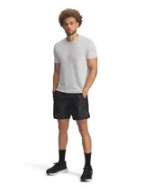 Short deportivo Under Armour Launch 7 Print para hombre, color negro con estampado camuflado en tonos grises. Cuenta con logo reflectivo en la pierna izquierda.